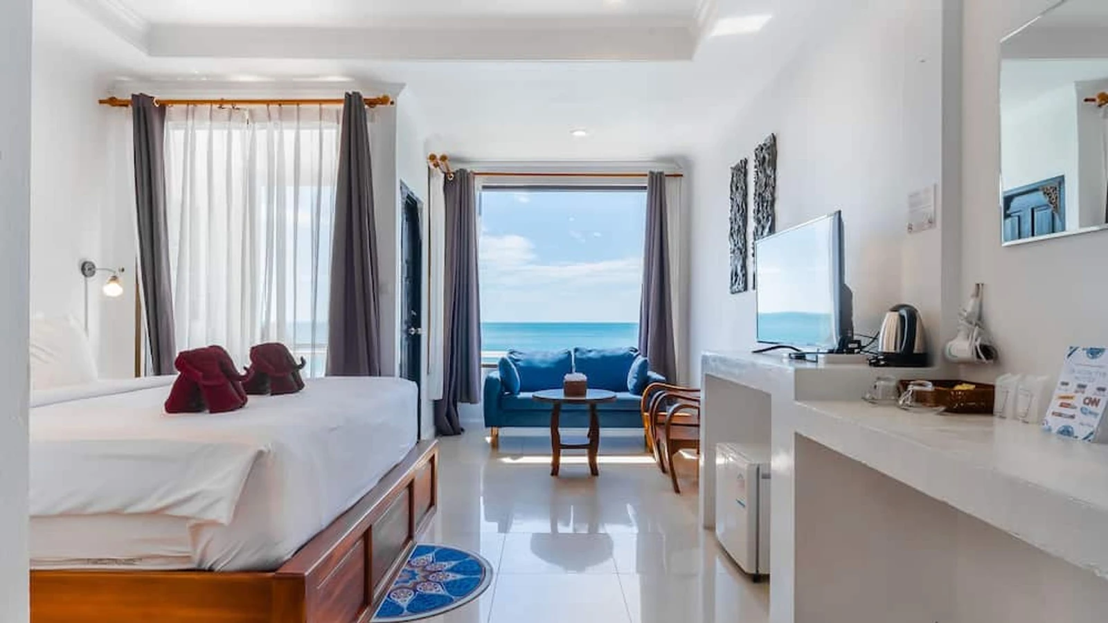 Crystal Bay Beach Resort hotel photo 1 — Silver Beach vs Lamai: Pick the Cove or the Beach Town