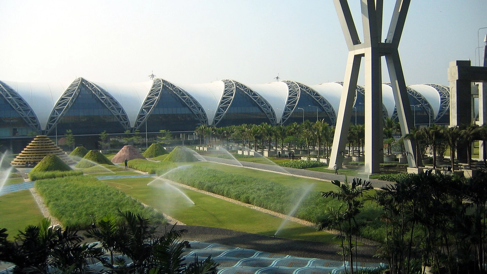 BKK to DMK Airport Transfer: Free Shuttle or Taxi?